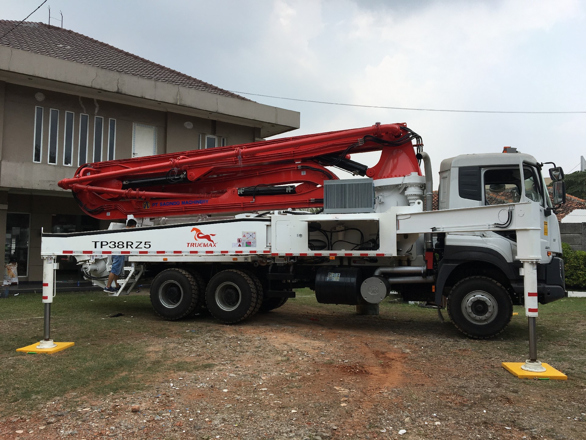 Concrete pump truck price